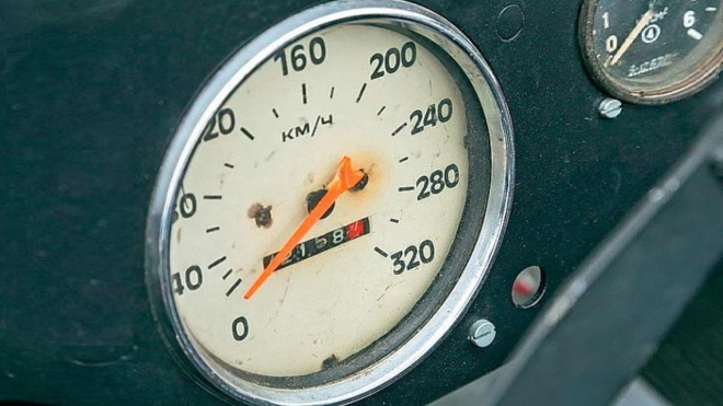 Auto z SSSR s tachometrem do 320 km/h skutečně vzniklo, ani moc nepřehánělo