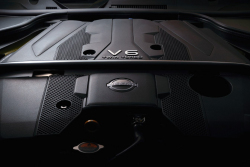 Automobilka v roce 2021 ohlásila čistě elektrickou budoucnost, teď uspořádala &bdquo;Den motorů V6&rdquo;