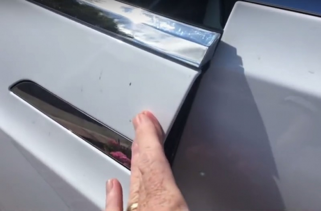 Tesla Model X si dokáže odřít jedny dveře o druhé. A Tesly stále nezvládají ostrou jízdu