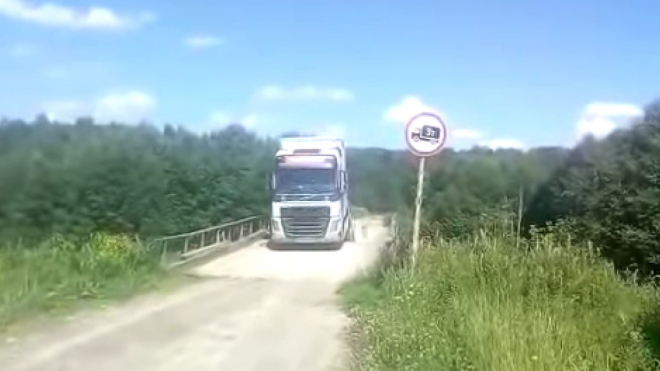 Řidič kamionu zkusil přes zákaz přejet most ze dřeva. Podívejte se, jak dopadl