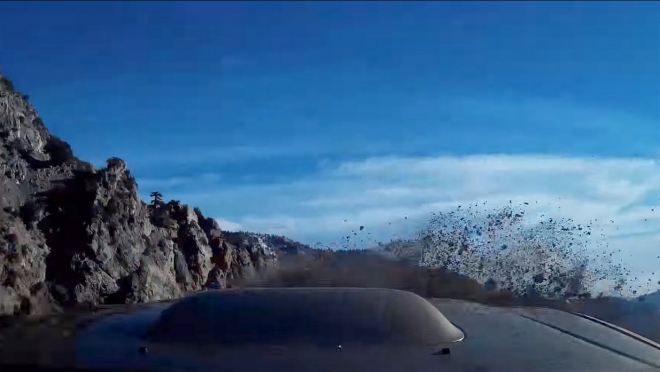 Takto děsivě vypadá, když se svým autem sjedete z útesu (video)