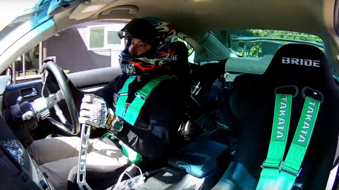 Dům se závodním okruhem není jen pro bohaté. Nadšenec si ho postavil i s málem