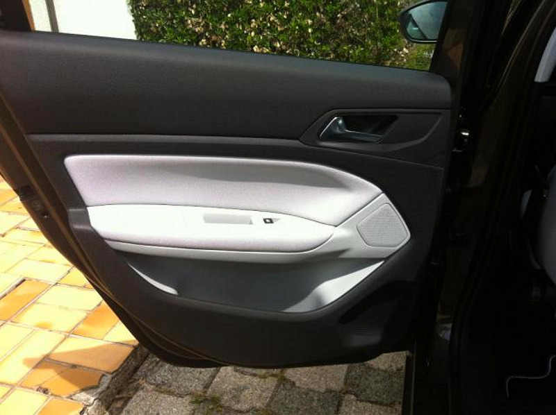 0000103869_Peugeot_308_2014_recenze_etienne_13_800_600.jpg