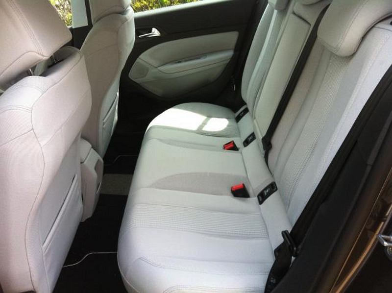 0000103881_Peugeot_308_2014_recenze_etienne_14_800_600.jpg