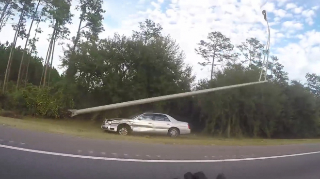 Takhle to vypadá, když řidič dostane za jízdy mrtvici. Nedbá ničeho, ani nárazů (video)