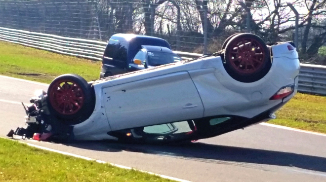 Renault Mégane RS má na Ringu špatnou zatáčku, už třetí tam skončil na střeše (videa)