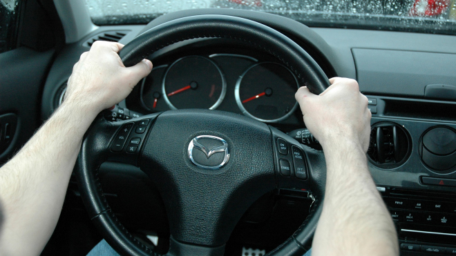 Často doporučovaný styl držení volantu může při nehodě vést k vážným zraněním