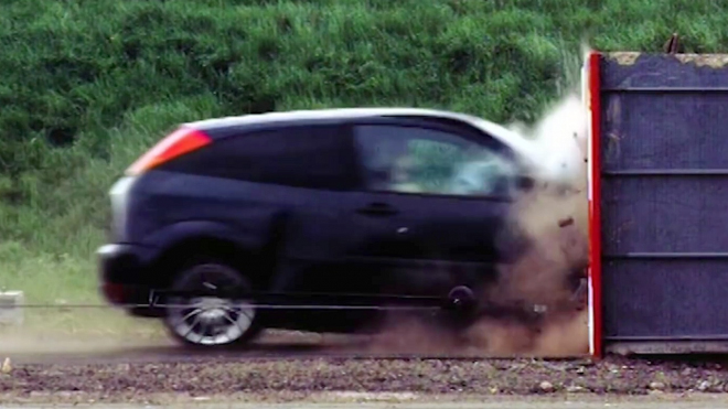 10 šokujících crash testů: 200 km/h proti zdi