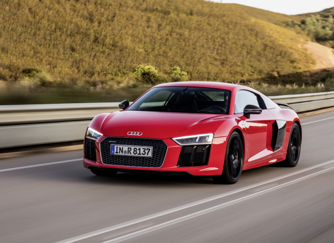 Audi uznává, že atmosféra je při zátěži efektivnější. R8 proto turbo dostat nemá