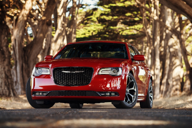 Chrysler 300 2015: facelift přinesl „knírek” a osmikvalt i pro Hemi V8