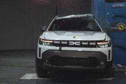 Šéf Euro NCAP kárá Dacie za to, že nemají pět hvězd. Firma ale říká, že na ně kašle schválně, nechce lidem cpát drahé nefunkční nesmysly