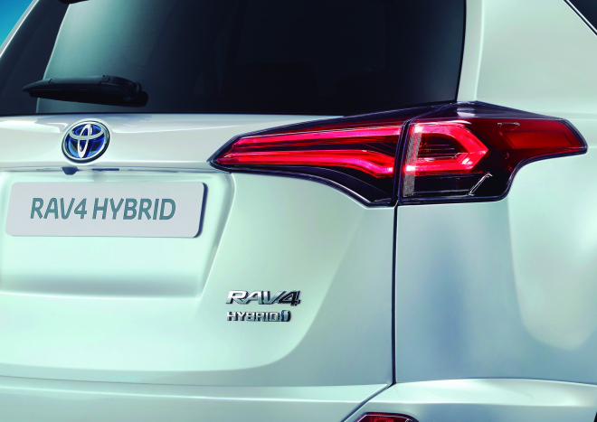 Toyota RAV4 2015: facelift poodhalen před New Yorkem, přinese i verzi Hybrid
