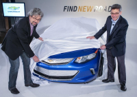 Chevrolet Volt 2016 se dále odhaluje, ukázal příď i detaily k nabíjení (+ video)