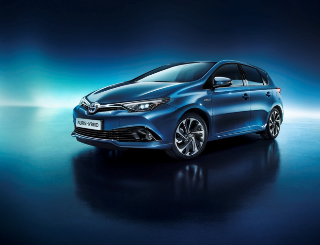 Toyota Auris 2015: facelift má české ceny, za hybrid teď dáte půl milionu