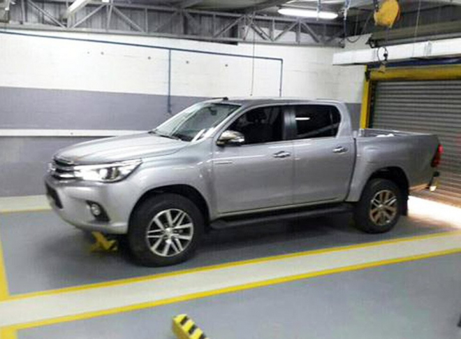 Toyota Hilux 2016 předčasně odhalena na dalších fotkách, známe i techniku