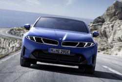 Už zase? BMW říká, že o jeho novou i3 je takový zájem, že ji lidi nechá objednat dřív, současně ale varuje před kolapsem prodejů i zisků