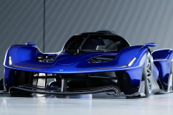 Legendární motorářská firma vysvětlila, proč brutální sporťák Red Bullu musel dostat motor V10 bez turba