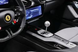Ferrari ukázalo své první moderní auto s ručním řazením. A je to další pekelná faleš, bez které by nám všem bylo líp