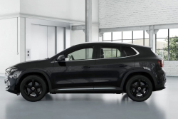 Jediný lak, obří kus laciného plastu uvnitř, &bdquo;gumový&rdquo; volant. Nový Mercedes GLA v základu za 1,1 milionu Kč je ztělesnění naleštěné bídy