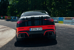 Nový elektrický Mercedes mrhá 680 koňmi, aby na okruhu tak tak překonal Golf GTI a prohrál s o 130 koní slabším kombíkem. Dvě kola neujede