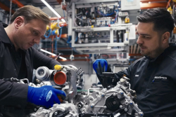 Mercedes propustil skoro všechny lidi, kteří u něj vyráběli motory V12, zákazníci si teď mohou nový velký motor poskládat sami