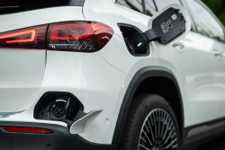 Dva klíčové elektrické Mercedesy hoří i v Evropě. Automobilka musí vyměnit baterky v 52 tisících autech, to bude drahé