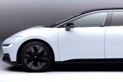 Odejitý šéf elektromobilů Fordu na truc ukázal hotové auto, které mu loni zařízli, nedivíme se ani v nejmenším