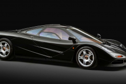 O tento McLaren F1 se klienti prali dřív, než byl vyroben, i když fakticky nevybočuje. Teď je na prodej a čeká se další mela