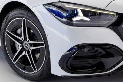 Mercedes pochopil, že problematický pohon, kontroverzní design a ošizené interiéry mu zákazníky nevrátí, tohle auto pořád dává smysl