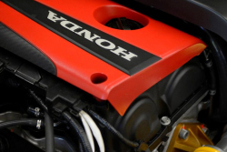 Venku je silniční auto s výkonem 532 koní na míň než 700 kilo hmotnosti, je to hotová Formule 1 pro chudé