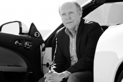 Jaguar zrušil vývoj čtyř nových aut, aby udělal místo pro jeden elektromobil, říká bývalý šéfdesignér. Ten nový skončil