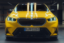 Sprint BMW M5 kombi proti o 180 koní slabšímu BMW M3 tragikomicky vykresluje absurditu moderních hybridních &bdquo;sportovních parníků&rdquo;