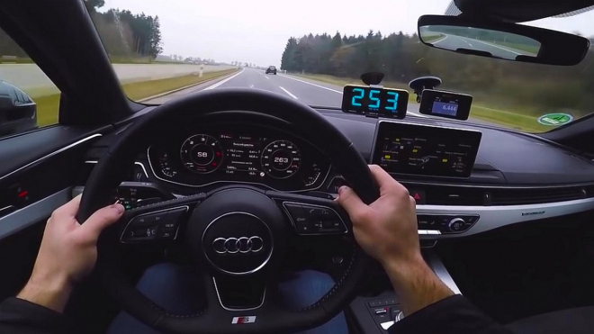 Nejen sporťáky umí být rychlé na německé dálnici, takto jede kombík Audi A4 3,0 TDI