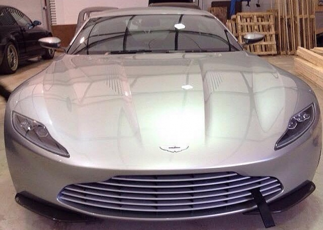 Aston Martin DB10 na fotkách ze zákulisí natáčení nové bondovky vypadá šik