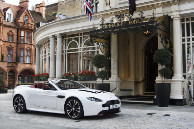 Aston Martin V12 Vantage Roadster nafocen v Londýně, prý náhodou