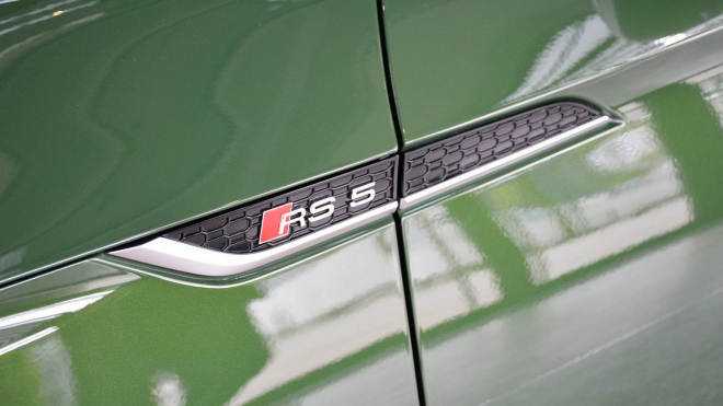 Audi ukázalo novou RS5 v tmavě zelené. Nadchne asi jen vojáky a Rákosníčka