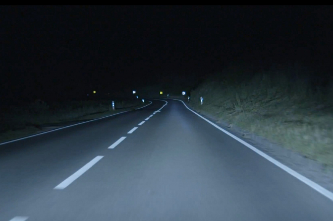 Audi s hořkostí předvádí v akci své „nejrychlejší auto s laserovými světly” (video)