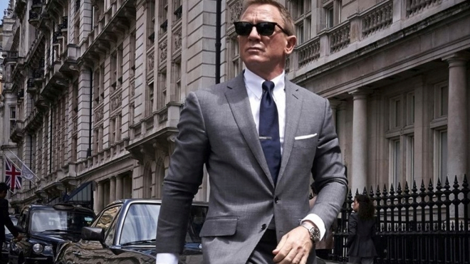 James Bond ukázal jedno ze svých nových aut, stylově s ním zaparkoval v Londýně