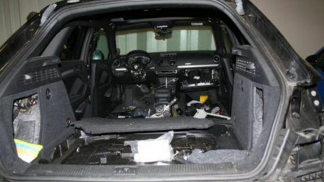 Drzost zlodějů nezná mezí, takto oholili na kost auto v soukromých garážích