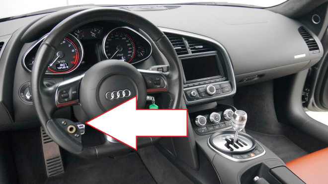 Někdo si na desetiválcový supersport s manuálem nechal dát kouli na volant