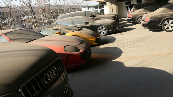 V Číně našli opuštěná luxusní a sportovní auta za desítky milionů, pod mostem