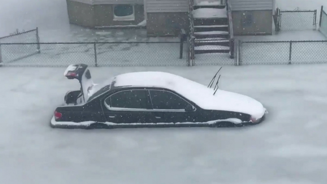 V USA začalo mrznout po povodni, auta zůstala na ulicích uvězněná v ledu