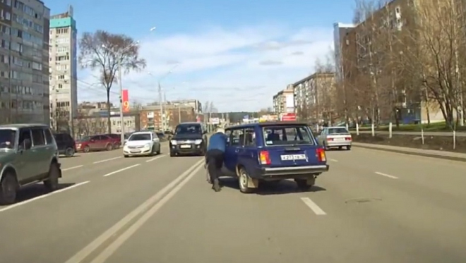 Rus dokázal nabourat své auto, i když ho vlastně ani neřídil (video)
