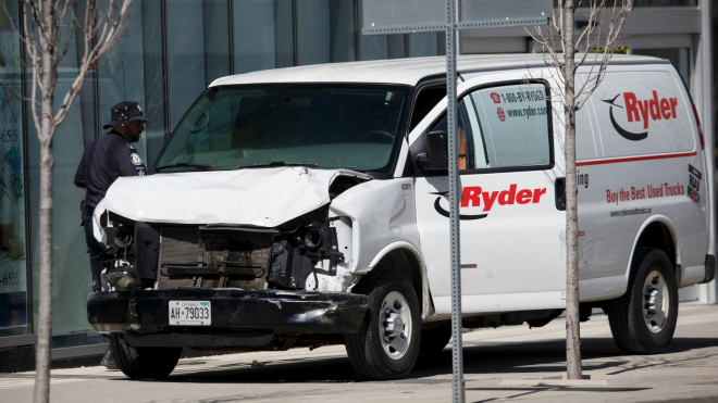 Proč se najíždění s auty do davů v posledních letech tak rozmohlo? Proč zrovna teď?