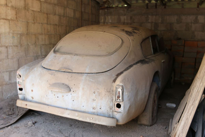 V kůlně na Kubě našli vzácný Aston DB 2/4, má motor z Lady