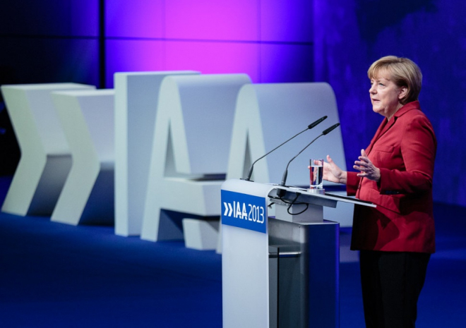 Merkelová jde proti EU, nové limity emisí CO2 chce shodit do propadliště dějin
