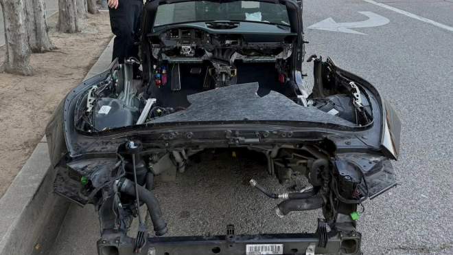 Zloději dílů očesali tohle auto na ulici tak moc, že kolemjdoucí vůbec nebyli schopni poznat, o jaký vůz se jedná