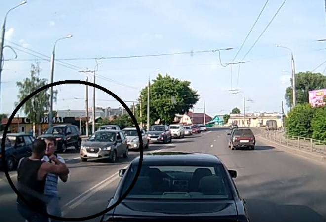 Takhle to vypadá, když se ruská silniční potyčka strhne v amatérský box (video)