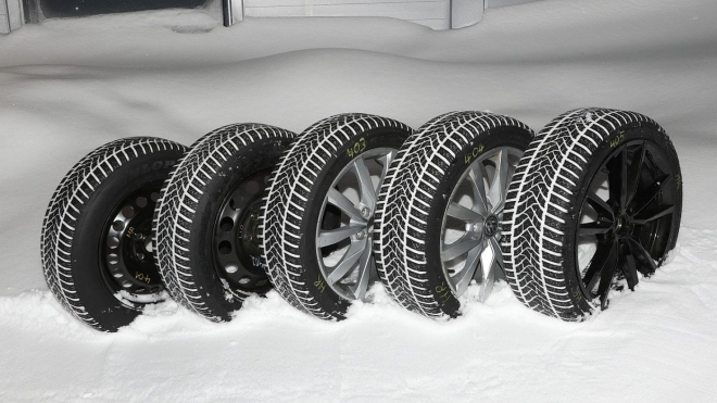 ADAC otestoval vliv šířky pneu na jízdní vlastnosti auta v zimě, závěry je dobré znát
