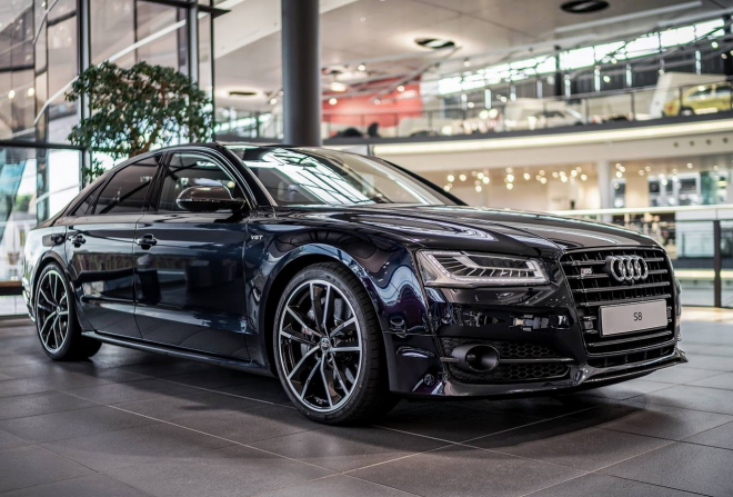 Audi S8 plus s 605 koňmi, měňavým lakem a horou příplatků je podívaná za miliony